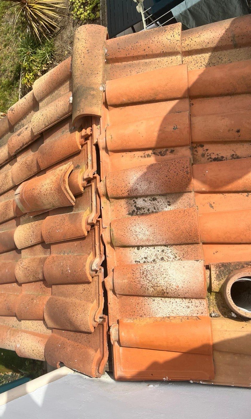 Jonction de deux pans de toiture en tuiles romanes, vue en plongée